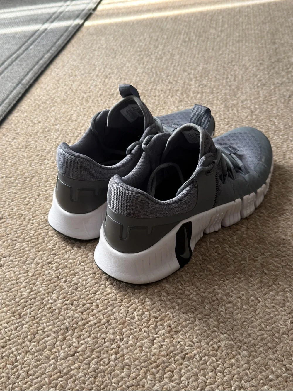 Nike Free Metcon 5 Men's Gray and White Athletic Shoes
